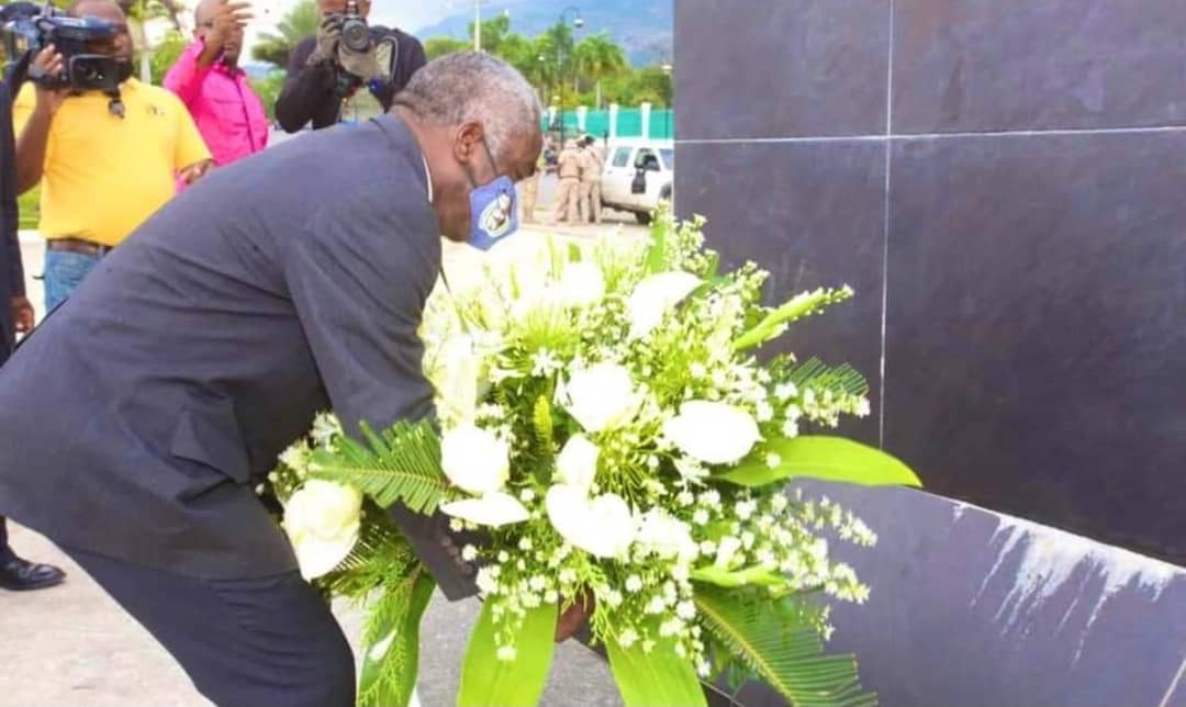 Pradel Henriquez au pied du monument Toussaiint L 