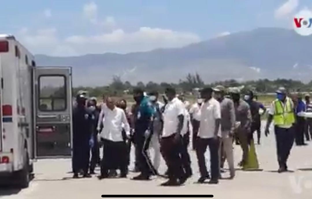 Jean Bertrand Aristide, marchant sur le tarmac 