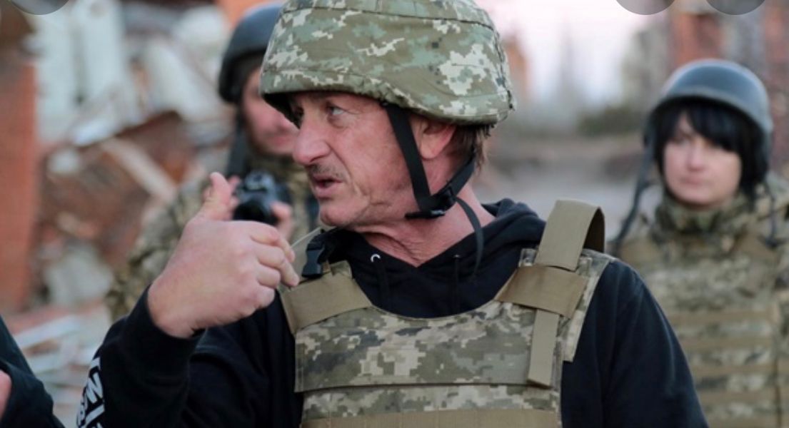 Sean Penn filmé en Ukraine en pleine guerre 