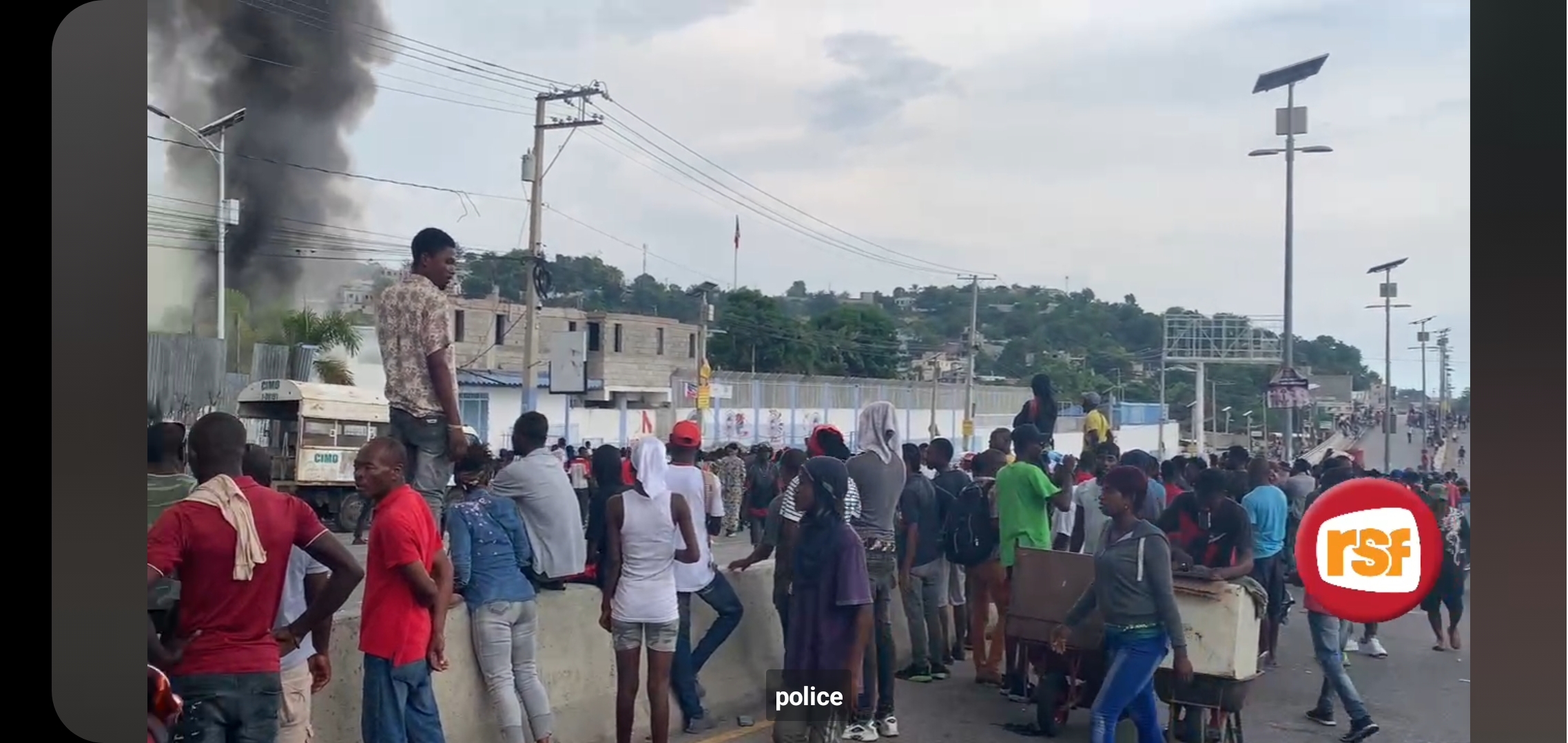 Des manifestants devant l'ONA