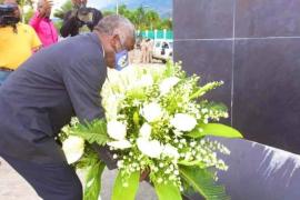 Pradel Henriquez au pied du monument Toussaiint L 