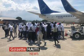 Des migrants haïtiens sur le tarmac de l'aéroport