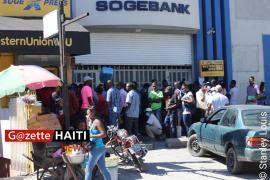 Des cliemts faisant la queue devant la SOGEBANK 