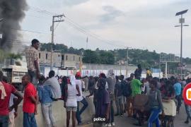 Des manifestants devant l'ONA